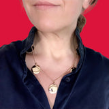 ANNA VON BERGMANN Familienkette Marietta aus goldplattiertem Messing mit runden Plättchenanhängern am Hals getragen