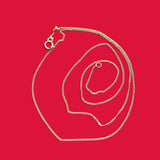 ANNA VON BERGMANN filigrane 9 Karat Goldkette aus 375er Gold mit feinen Kettengliedern auf rotem Hintergrund