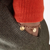 ANNA VON BERGMANN Armband mit Gravur aus goldplattiertem Messing mit ovalen Gliedern und runden Anhängern am Handgelenk