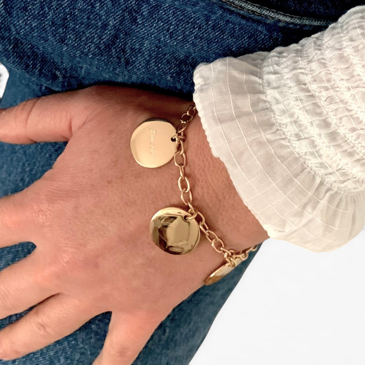ANNA VON BERGMANN Armband mit Gravur aus goldplattiertem Messing mit runden Anhängern an einer Gliederkette