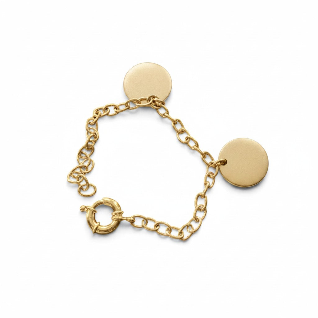 ANNA VON BERGMANN Armband mit Gravur aus goldplattiertem Messing mit zwei runden Anhängern und ovalen Gliedern