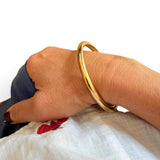 ANNA VON BERGMANN Armreif Simple Bangle aus 14 kt goldplattiertem Edelstahl an einem Handgelenk