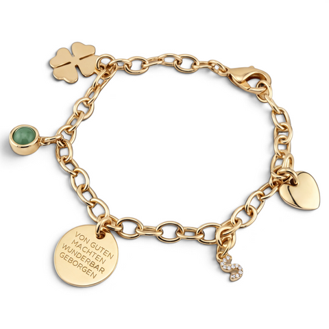 ANNA VON BERGMANN Bettelarmband aus 18 Karat goldplattiertem Messing mit Herz, Kleeblatt und gravierten Coin-Anhängern