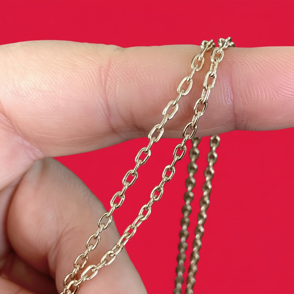 ANNA VON BERGMANN goldplattierte Ankerkette aus Messing mit feinen Kettengliedern am Finger präsentiert