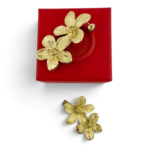 ANNA VON BERGMANN Ohrringe Flower in Gold aus beschichtetem Stahl mit zwei Blüten-Motiven auf roter Schmuckschachtel