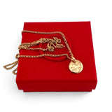 ANNA VON BERGMANN Kette mit runder Coin Mini Gravur-Plakette aus goldplattiertem Messing auf roter Schmuckschachtel