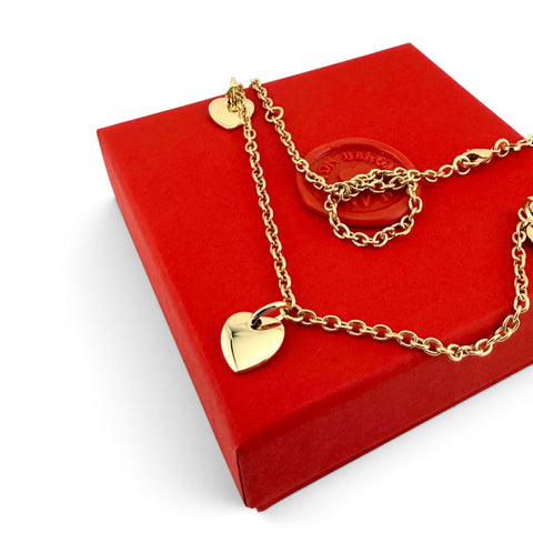 ANNA VON BERGMANN Kette FAMILY MINI aus goldplattiertem Messing mit Herzanhänger auf einer roten Geschenkbox