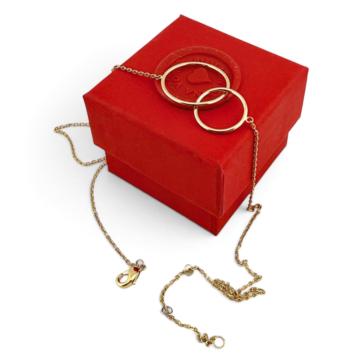 ANNA VON BERGMANN Kette Dreamcatcher aus goldplattiertem Messing mit zwei ineinandergreifenden Ringen auf roter Box