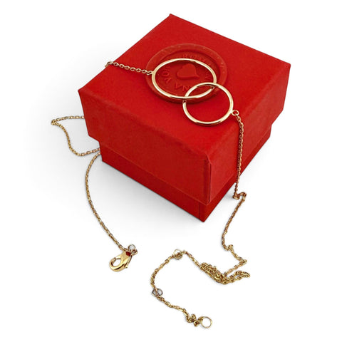 ANNA VON BERGMANN Kette Dreamcatcher aus goldplattiertem Messing mit zwei ineinandergreifenden Ringen auf roter Box