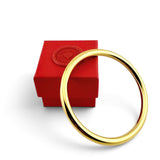 ANNA VON BERGMANN Armreif Simple Bangle aus 14 kt goldplattiertem Edelstahl neben einer roten Schmuckschachtel