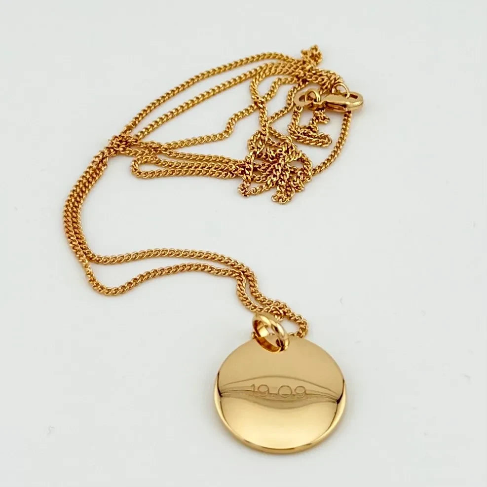 ANNA VON BERGMANN Goldkette mit rundem Coin-Anhänger und individueller Gravur aus goldplattiertem Messing