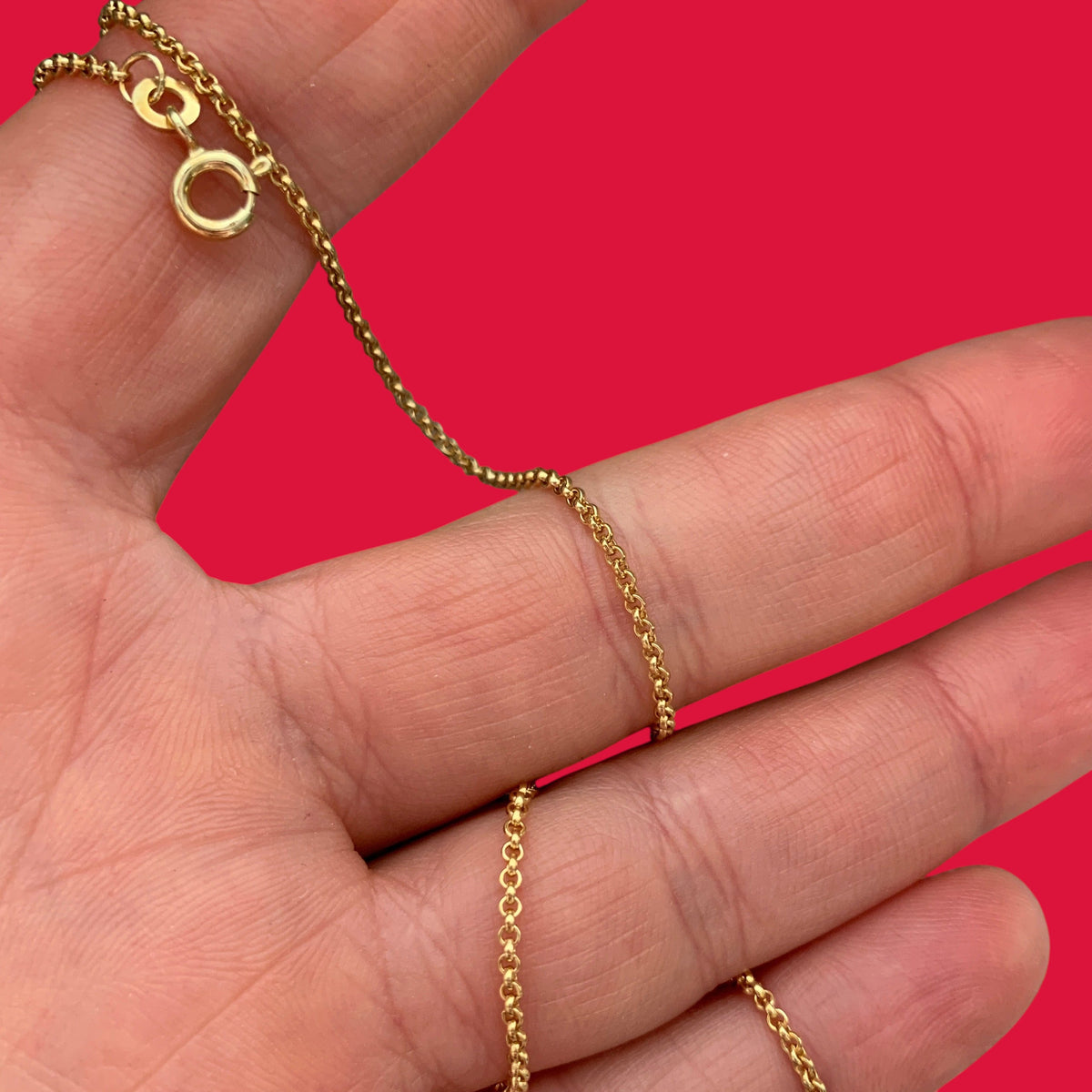 ANNA VON BERGMANN Erbskette aus 333er 8 Karat Gold mit rundem Verschluss in der Hand gehalten