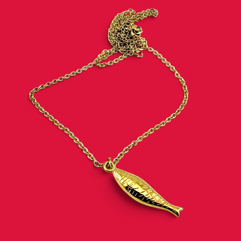 ANNA VON BERGMANN lange Goldkette mit figürlichem Fischanhänger aus 18 Karat goldplattiertem Edelstahl