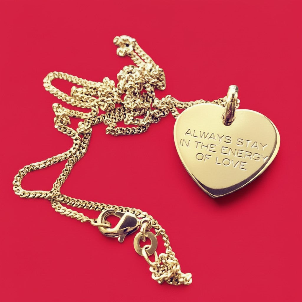 ANNA VON BERGMANN Goldkette mit herzförmigem Anhänger und der Gravur Always Stay In The Energy Of Love auf Rot
