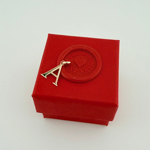 Letter Buchstabenanhänger A in gold von Anna von Bergmann