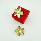Auffälliger, goldener Ohrstecker Blossom mit großer Blüte und Perle