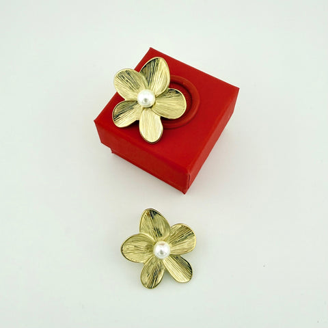 Auffälliger, goldener Ohrstecker Blossom mit großer Blüte und Perle