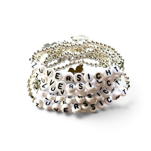 ANNA VON BERGMANN PUSCHEL Armband aus Sterlingsilber mit weißen Buchstabenperlen und Kleeblatt-Anhänger