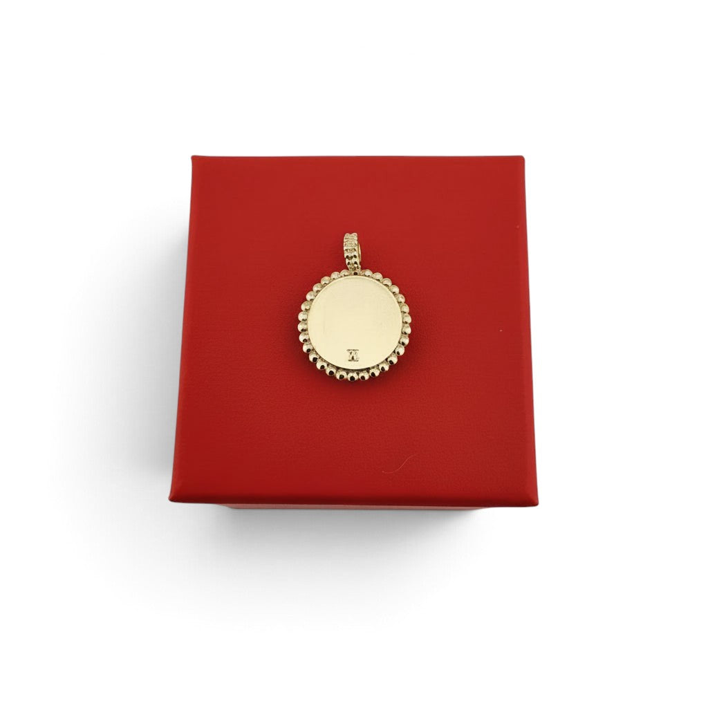 ANNA VON BERGMANN runder goldplattierter Anhänger mit Perlrand auf roter Schmuckschatulle, Rückseite mit Stempel