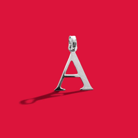 ANNA VON BERGMANN Buchstaben Anhänger A aus glänzendem Sterlingsilber auf rotem Hintergrund