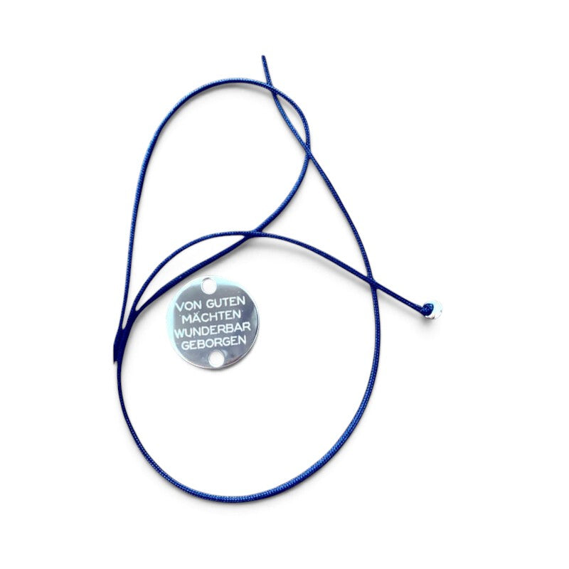 ANNA VON BERGMANN Armband mit runder silberner Plakette und blauer Nylonkordel mit Gravur Von guten Mächten