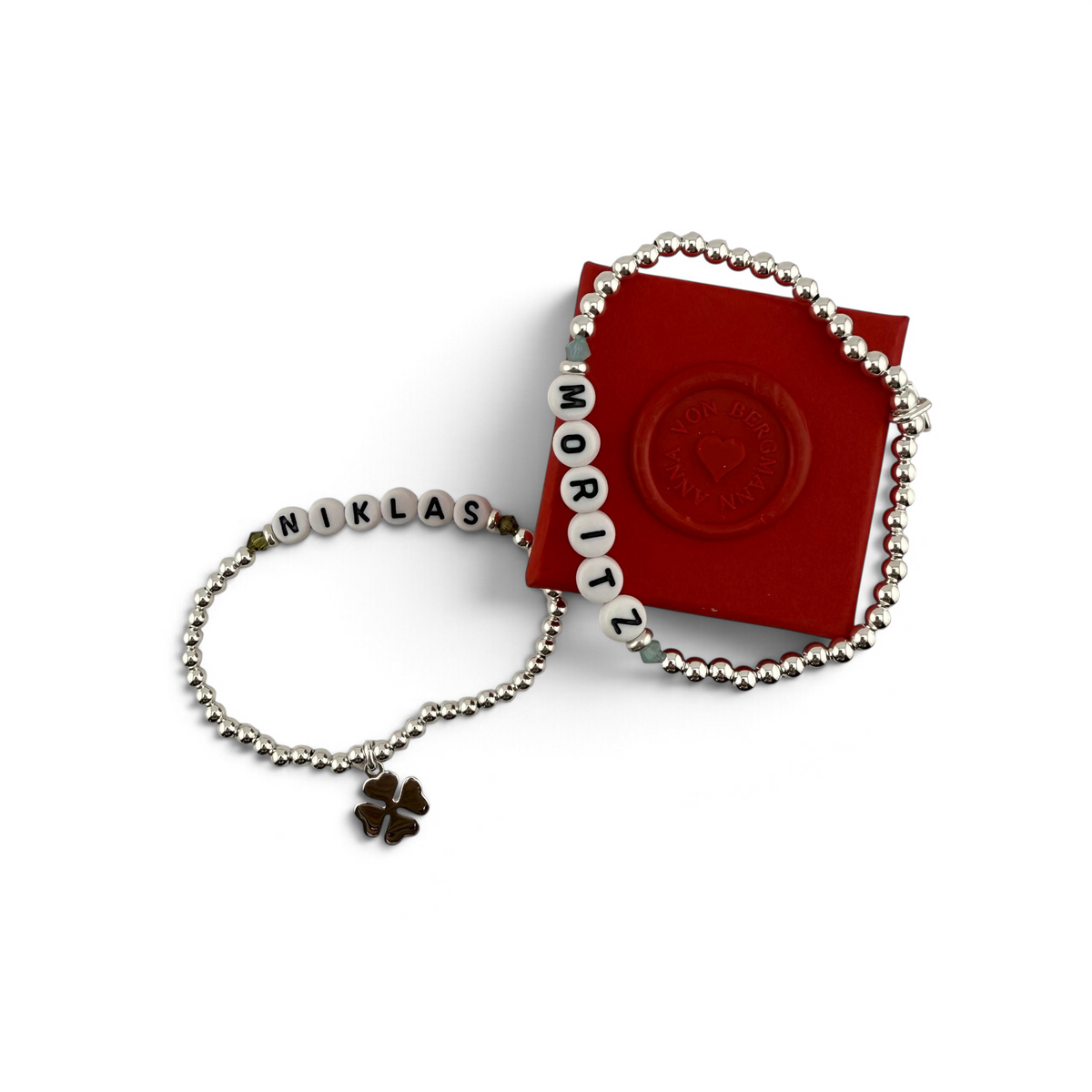 ANNA VON BERGMANN PUSCHEL Armbänder aus Sterlingsilber mit Buchstabenperlen, Swarovski-Kristallen und Kleeblatt-Anhänger