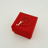 Anna von Bergmann LETTER – Buchstabenanhänger J aus 18 Karat goldplattiertem Messing auf roter Geschenkbox mit Wachssiegel, personalisierter Initialanhänger für Halskette oder Charm-Armband.