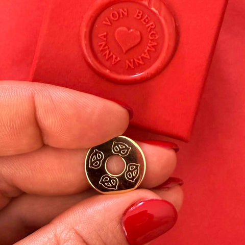 Anna von Bergmann Munich Love Anhänger mit vier Brezn-Motiven, 15 mm, 18 kt goldplattiert