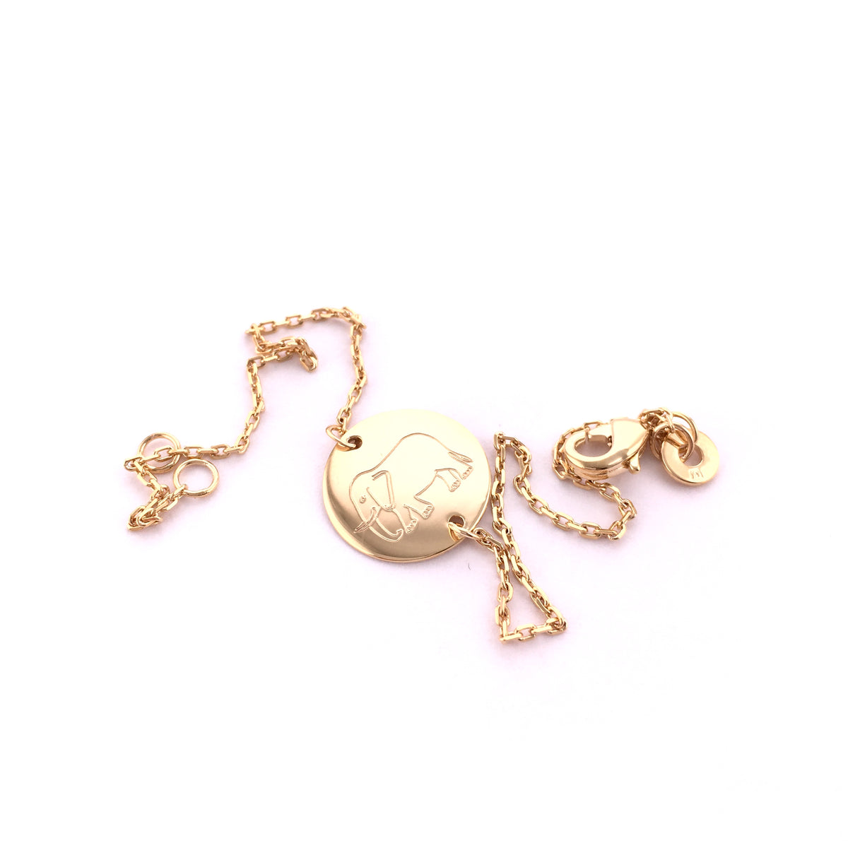ANNA VON BERGMANN Armband DAISY mit Gravur aus goldplattiertem Messing, Plakette mit Tiersymbol, liegend